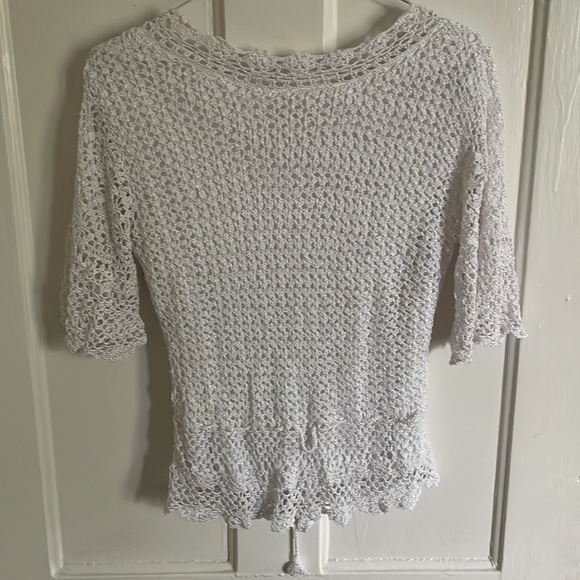 Cute vintage crochet crop top! Works well paired with mom jeans. - Picture 5 of 5